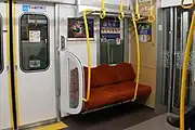 車端部の3人掛けロングシート（優先席）