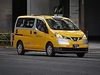車両前方側に社名表示灯、後方側に防犯灯を設置した例(日産・NV200バネット、西武ハイヤー)