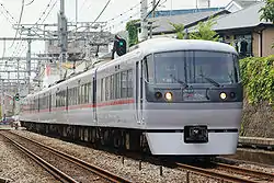 西武鉄道の優等列車左:有料特急レッドアロー「ちちぶ」右:料金不要の速達列車であっても優等列車として扱われる急行