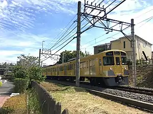 国分寺線の主力車両である新2000系(2019年9月22日 国分寺駅 - 羽根沢信号場間)