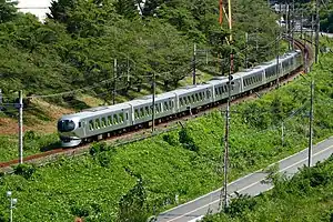 西武秩父線を走る001系「Laview」(2020年8月 芦ヶ久保駅 - 横瀬駅間)