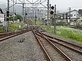 吾野方向。手前中央は当駅3番線、その右が長瀞方面の連絡線、一番右側は秩父鉄道秩父本線の本線。右奥分岐は三峰口方面の連絡線（2020年6月）