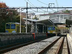 車両が停車しているのが2・3番線。車両が停車していない右側のホームが、臨時ホームの1番線である。（2007年12月7日）
