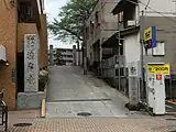 西側の中野通りから参道を見る(2015年4月撮影)