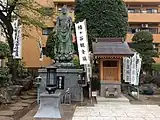 本堂左側の幡ヶ谷聖観音(2015年4月撮影)
