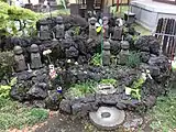 酒呑地蔵前にある地蔵(2015年4月撮影)
