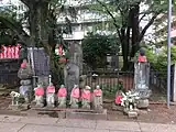 六地蔵と背後の地蔵尊(2015年4月撮影)