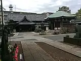 正面の本堂と右側の位牌堂(2015年4月撮影)