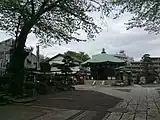左側の会館を通り過ぎ進む(2015年4月撮影)