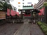 参道右側の稲荷大明神(2015年4月撮影)