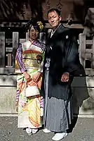 成人式で振袖と紋付・袴を着た若い男女。(2011年、明治神宮にて)