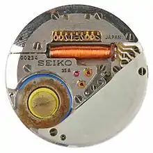 1969年のアストロンのムーブメント。これには8,192 Hz で作動するクォーツ振動子とハイブリッドICが組み込まれている。(ドイツの時計博物館の展示品)