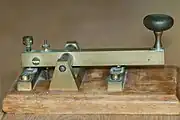 古い歴史的な電鍵。動作原理図・構造図と参照しやすい。