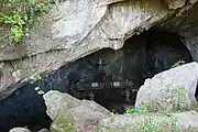 東洞口から見える祭壇