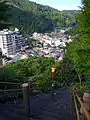 温泉街を望む