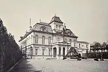 鍋島侯爵家の邸宅だった洋館。明治25年に東京永田町に建設された。佐賀出身の建築家坂本復経や辰野金吾らによる設計であり「専門家の設計による国内最古の洋風大邸宅」と名高い。同邸が関東大震災で倒壊した後、跡地に首相官邸（現首相公邸）が建設された