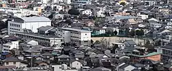 北西側の安桜山から望む関市立旭ヶ丘中学校(2018年10月13日撮影)