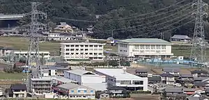 南西側の山王山から望む関市立下有知中学校(2018年10月13日撮影)