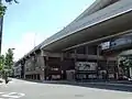 船場センタービル上に設置された区間。地表面は中央大通（2014年5月撮影）