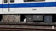 Tc2車に増設されたSIV(右)とコンプレッサー