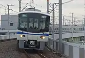 高架区間を走行する区間急行（深井）