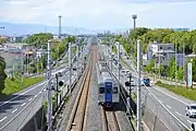 勾配が続く直線区間を走行する準急行（深井 - 泉ケ丘）