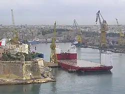 無積載の状態で寄港中の半潜水式重量物運搬船。マルタはバレッタのグランド・ハーバーにて。