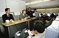 記者会見席(小泉純一郎首相・安倍晋三内閣官房副長官)