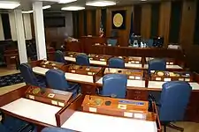 アラスカ州議会の本会議場（左: 上院, 右: 下院）