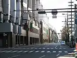 外壁改修前の東行き平面道路（唐物町通）沿い（箒屋町筋交差部西望）