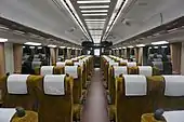 1号車の車内（黄色）
