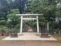 富士塚の正面には鳥居や狛犬がある