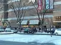 列は長く伸びて1ブロックを囲んでしまうほど。