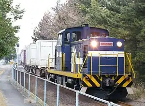仙台西港線の貨物列車。積荷はビール関連製品が中心のため、冷蔵コンテナの割合が高い。(2009年)