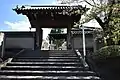 義士墓入口の門（2019年4月14日撮影）