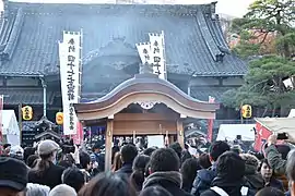 本殿前での勝鬨(2019年12月14日撮影)