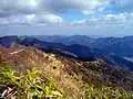 山頂から東北東を望む中央に竜ヶ岳