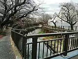 東宝スタジオ内の二の橋から望んだ上流。右は東宝ステージ（世田谷区成城/砧）