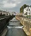 打越橋から望んだ上流。遠方に成城学園前駅付近のマンション（世田谷区成城）