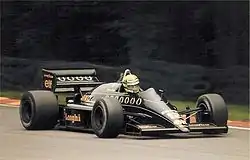 1986年イギリスGPにてアイルトン・セナがドライブする98T