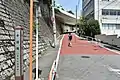信濃町駅方面の上り坂を見る（2018年6月26日撮影）