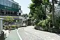 信濃町駅から南に進み下りを見る（2018年6月26日撮影）