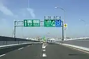 出口への分岐部。左側の本線を直通すると名古屋第二環状自動車道と東名阪自動車道に入る。