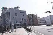 東北側から南西側を望んだところ。向かいの茶色の建物は時計博物館である。2012年3月21日撮影