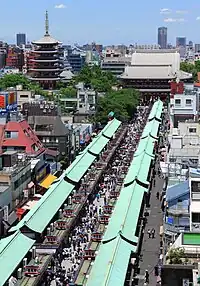 浅草 浅草寺。江戸に入った徳川家康は天正18年(1590年)に浅草寺を祈願所とし寺領を与えた。明暦の大火(1657年)の後、浅草寺裏に吉原遊廓が移転してきた。現在、浅草は東京の下町の一部。