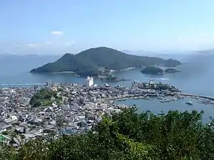 医王寺の太子殿から望む鞆の浦と仙酔島。