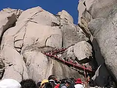 蔚山岩（ウルサンバウィ）への階段