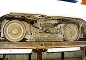 インサイドフレームの例前後の車輪の間にトラックブレーキを装備する。（SEPTA・PCCカー）