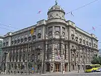セルビア政府庁舎前を行くバス