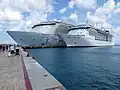 コスメル島でオアシス・オブ・ザ・シーズとともに接岸中